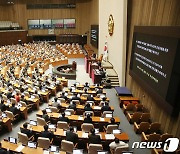 22대 국회 전쟁터 될라…원내사령탑 '찐윤vs 찐명' 조짐