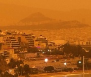 사하라 모래 폭풍에 붉게 물든 아테네..."2018년 이후 최악"
