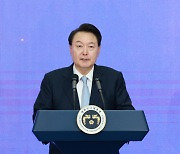 尹대통령 "규제 과감히 혁파… 우리 금융시장 업그레이드 할 것"
