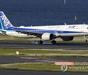 "기름이 샌다" 日홋카이도 신치토세공항 착륙한 여객기서 연기