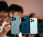 애플, 中 아이폰 판매 19% 급감..."AI 아이폰으로 재도약 가능"
