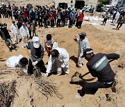 나세르 병원 암매장 주검 310구로 늘어…이, 가자 폭격 재개