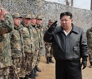 “北, 김정은사진 깔고 앉아도 처벌… 국경봉쇄 완화 후 공개처형 증가”