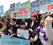 “어른들 때문에 억울”… 청소년들의 기후소송, 헌재 법정에