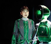 무대에 오른 로봇 배우, 인간의 의미를 묻다