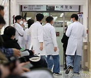 "과로사 예방" 삼성병원 비대위, 교수들에 초과 근무 시 '주 1회 휴진' 권고
