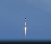 韓 독자개발 ‘초소형 군집위성’ 1호…우주로 발사 성공