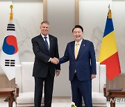 윤 "루마니아 대통령과 훌륭한 회담…양국 번영 이어질 것"