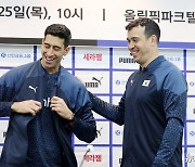 활짝 웃는 대한민국 남·녀 배구 국가대표팀 감독들