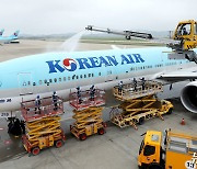 [뉴스1 PICK]'봄맞이 항공기 청소 작전'… 대한항공 '보잉777' 개운한 목욕