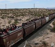 멕시코의 美 접경 도착하는 열차 지붕 위의 난민들