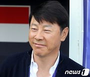 한국전 앞둔 신태용 감독, 인니와 2027년까지 계약 연장