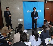 영수회담 관련 2차 실무회동 결과 브리핑하는 천준호 비서실장