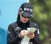 [포토]파3 그린을 파악하는 박주영