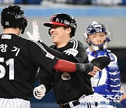 [포토] 김현수 '기분 좋은 3점 홈런포'