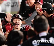 [포토] 박해민 투런포 '기분 참 좋다'