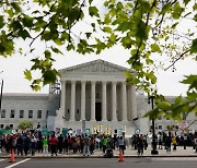미 연방대법원 ‘낙태권 2라운드’…女대법관 4명, 금지법에 맹공