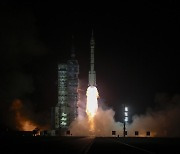 중국, 유인우주선 선저우 18호 발사…우주굴기 계속된다