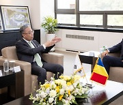 루마니아 대통령, 두산에너빌리티 창원 본사 방문…SMR 역량 확인