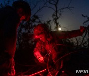 안테나 설치하는 우크라이나 군인