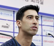 질문에 답하는 이싸나예 라미레즈 남자배구 국가대표팀 감독