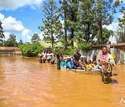 케냐 홍수, 보트 타고 대피하는 가족