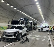 무안광주고속도로서 카 캐리어 차량 6중 추돌…8명 경상
