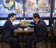 김동연, 중국 랴오닝성 당서기와 통닭거리서 '치맥 외교'