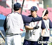 두산 김재환, '김한수 코치와 타격 훈련' [사진]
