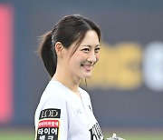 수현,'시구 마치고 환한 미소' [사진]
