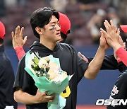 김도영,'축하 꽃다발을 들고 활짝' [사진]