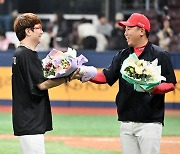 이범호 감독,'양현종에게 170승 축하 꽃다발 증정' [사진]