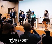 [T포토] 민희진 향한 뜨거운 취재 열기