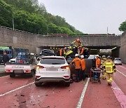 인천대공원 지하차도 입구서 차량 4대 추돌…1명 부상