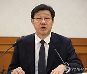 의료 개혁 특위 첫 회의에서 발언하는 노연홍 위원장