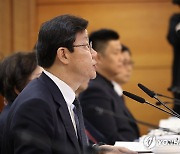 의료 개혁 특위 첫 회의에서 발언하는 노연홍 위원장