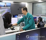 한덕수 총리, 충청권 광역응급의료 상황실 직원 격려