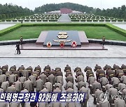 북한 군 간부들 대성산혁명열사릉 참배