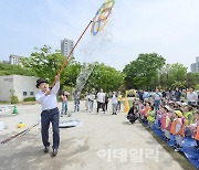 [포토] 버블공연 진행하는 이기재 양천구청장