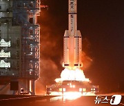 中 유인 우주선 '선저우 18호' 톈궁 우주 정거장에 도킹 성공(종합)