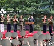 北김정은, 김일성군사大 방문…"현대전에 준비된 軍인재·지휘관 육성해야"