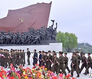 조선인민혁명군 창건 92주년 맞아 꽃바구니 진정하는 북한 군인들