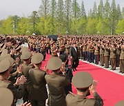 北김정은, '김일성군사대학' 방문…조선인민혁명군 창건일 92주년 기념