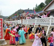 새로운 살림집에 입주하는 북한 희천시 송지농장 농장원들