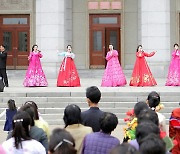 북한 조선인민혁명군 창건 92주년을 경축하는 야외공연