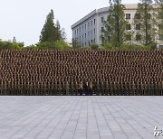 北김정은, 김일성군사대학 방문해 기념사진 촬영