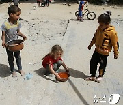 [포토] 배급받은 음식 옮기는 가자 아이들
