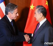 왕이, 블링컨 만나 "중국의 발전 권리 부당하게 억압돼"