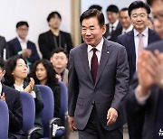 입법조사처 기념식 참석하는 김진표 의장
