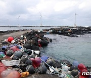 어업인들, 어선 쓰레기 투기 "잘못인 것 알지만 습관적으로"
